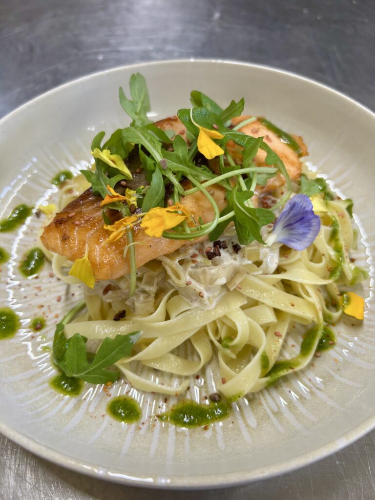 Pâtes au pesto, fondue de poireaux et saumon