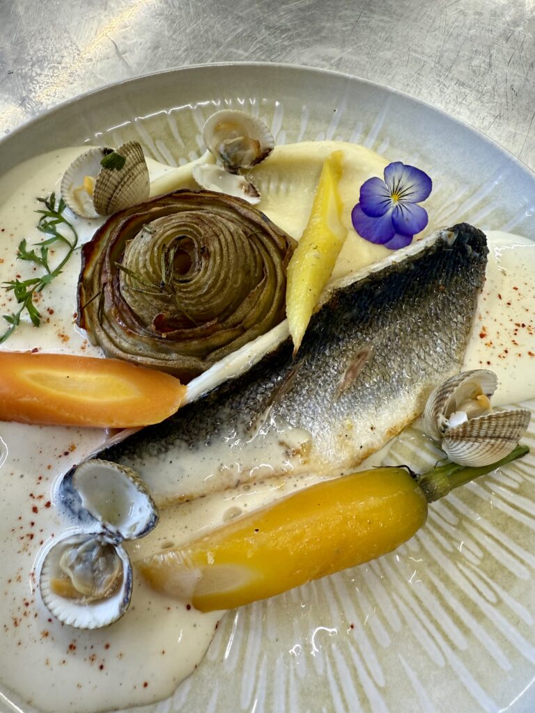 Poisson du jour autour du poisson et des carottes