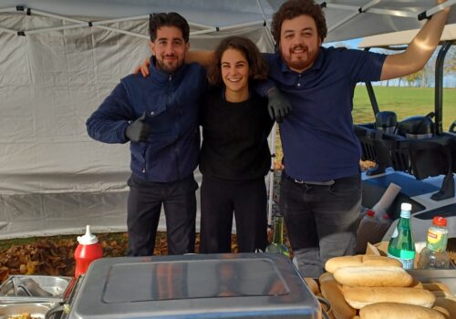 Une compétition en l'honneur du personnel du golf, dans la bonne humeur