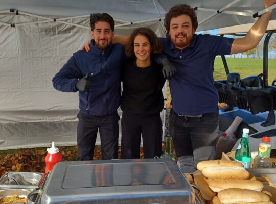 Une compétition en l'honneur du personnel du golf, dans la bonne humeur